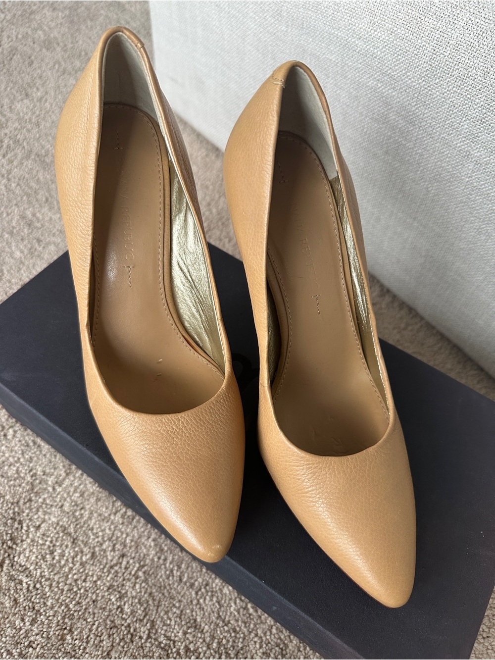 Banana Republic genuine leather pump classic nude shoes size 7.5